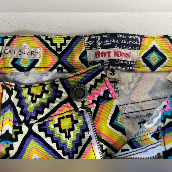 Hot Kiss Cici Low Rise Neon Geometric Print Short Shorts Women’s Size 3 - Picture 4 of 4